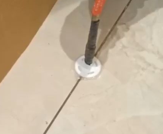 雨花台瓷砖空鼓维修公司专业解答瓷砖在铺贴过程中，如果没有涂抹均匀到位的粘结材料（如水泥砂浆或瓷砖胶），可能会导致以下问题