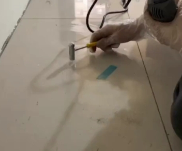 雨花台瓷砖开裂维修公司专业分享瓷砖在铺贴前如果没有沥干水分，将会导致以下问题